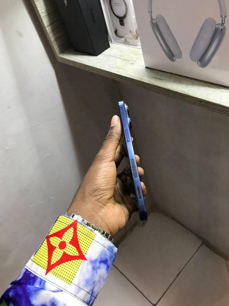 A picture of iPhone 15 PROMAX 256GB