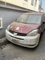 A picture of A year old Toyota Sienna 2005