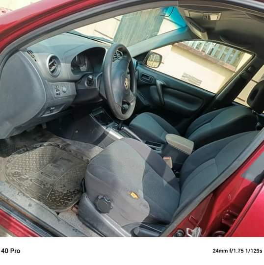 A picture of 2005 toyota Rav