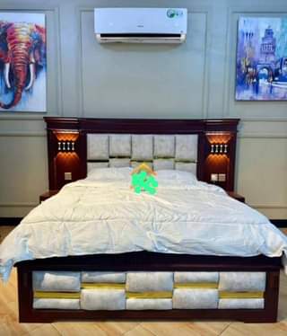 A picture of Nauza kitanda cha kisasa kina bed side mbili Bei 580000