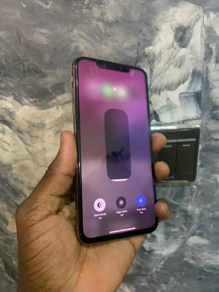 A picture of Iphone xsmax 64gb faceid active