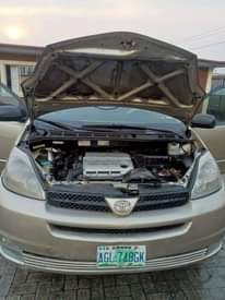 A picture of 2005 Toyota Sienna Carrier