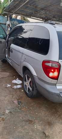 A picture of Ford dolge caravan 2005 model