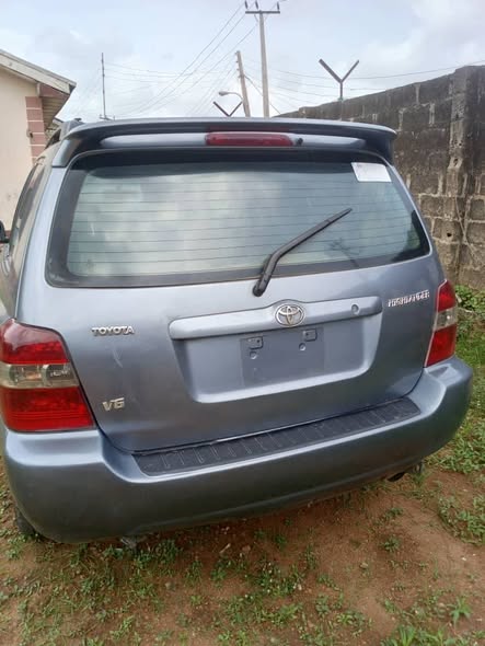 A picture of First Body Toyota Highlanders 2006 3row v6 with a very
