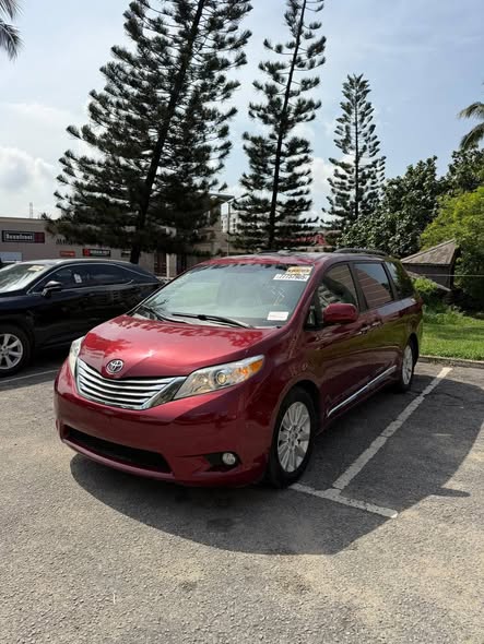 A picture of Extremely clean Foreign used 2011 Sienna Limited Accident free Thumbstart