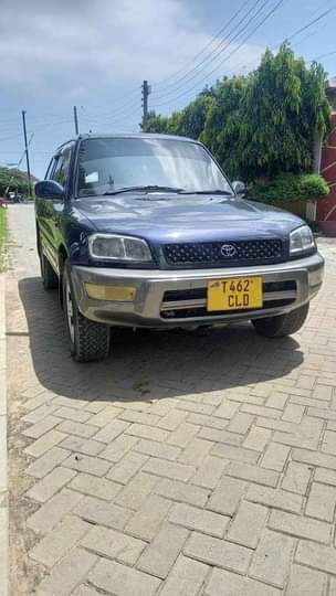 A picture of Toyota RAV4 old
