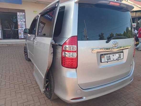 A picture of 2013 Toyota noah toyota