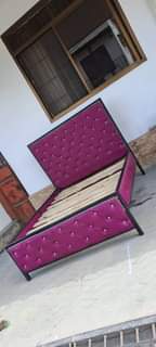 A picture of Nauza kitanda 5 6 bed sofa chuma Bei 250 nipige