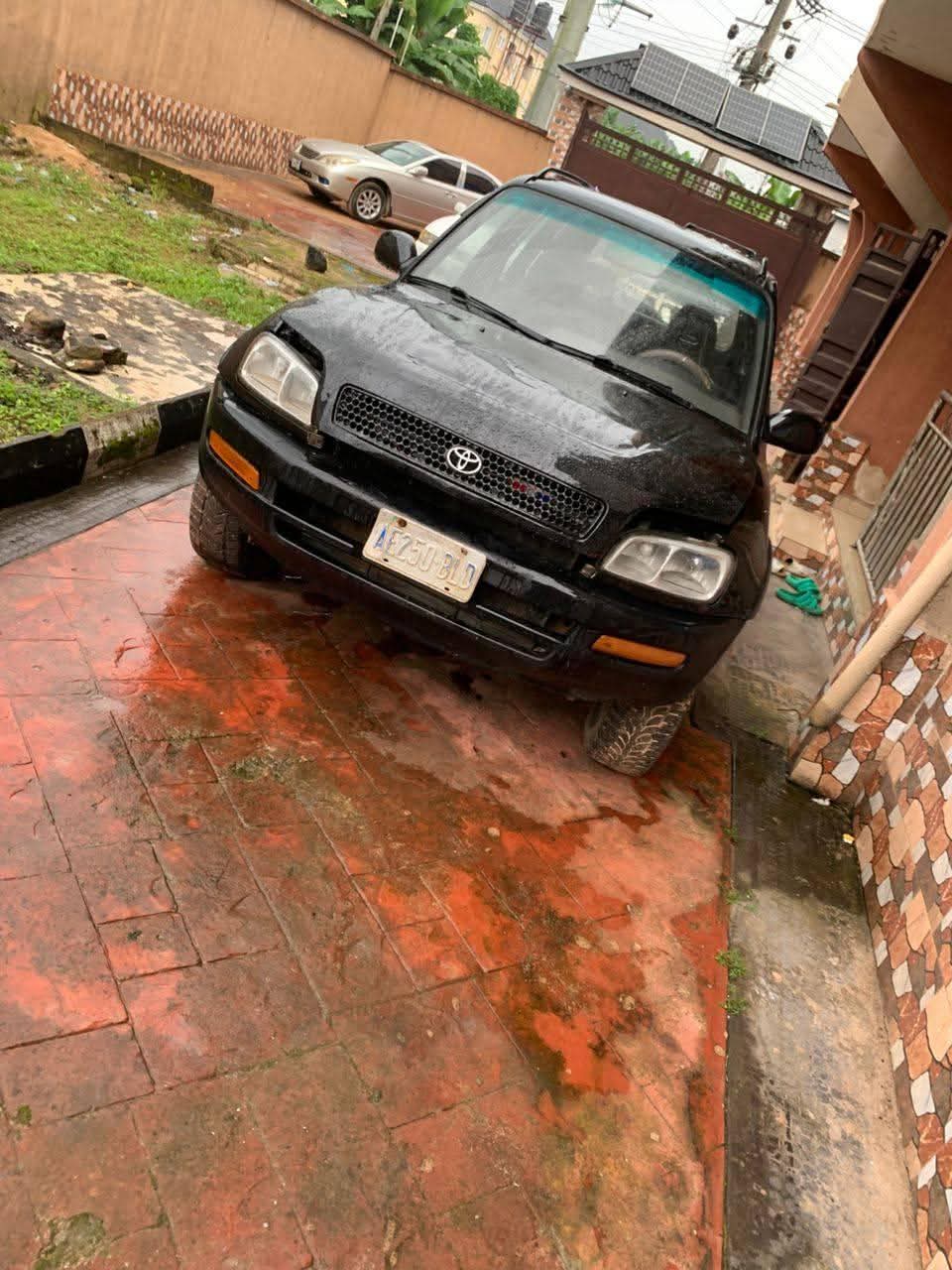 A picture of 02 rav4