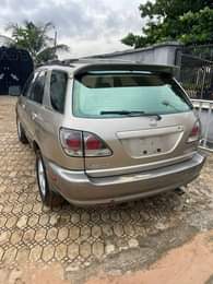 A picture of neatly used first body pan Lexus Rx 300 for sale