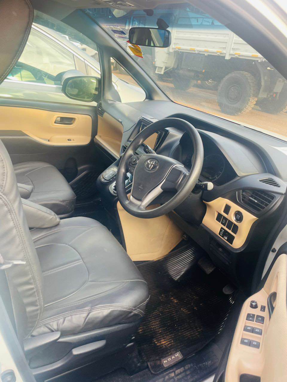 A picture of Toyota Noah 2015 model 42m UBR