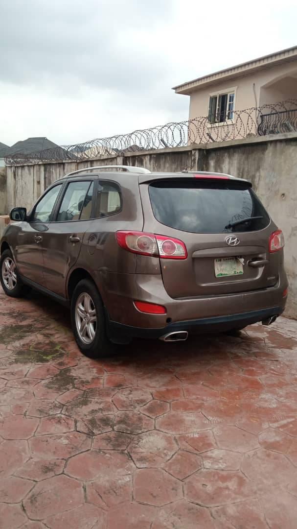 A picture of Used HYUNDAI SANTA FE 2011