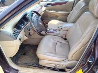 A picture of LEXUS ES300