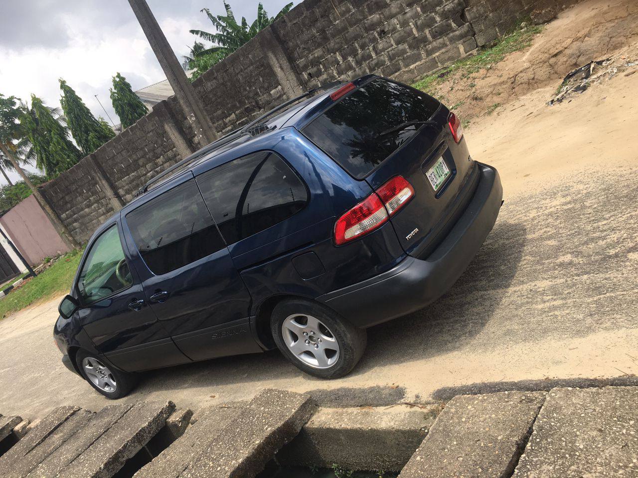 A picture of 2001 2002 Toyota sienna Belgium grade flash on first body