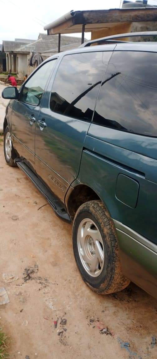 A picture of Toyota siena