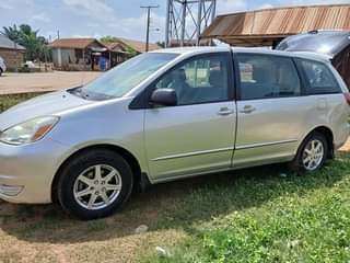 A picture of Toyota Sienna 2005 Toks standard