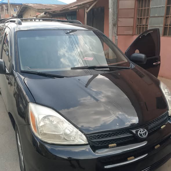 A picture of Very clean 06 Toyota Sienna