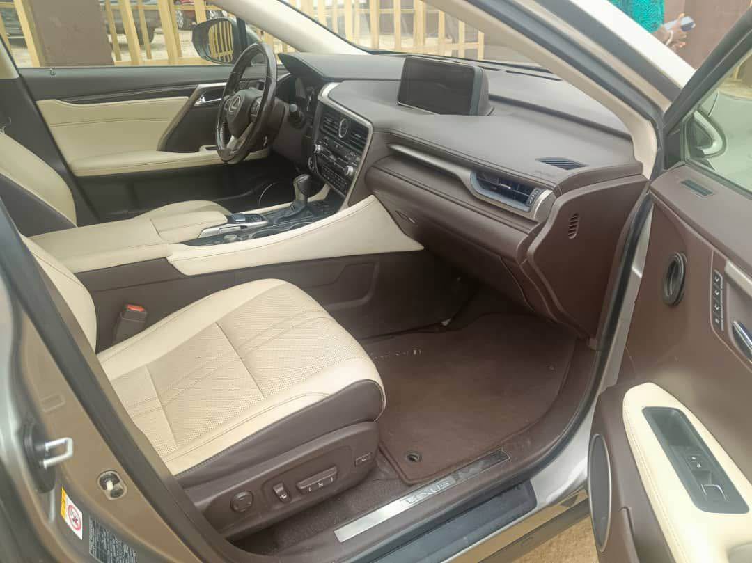 A picture of RX 350 2016