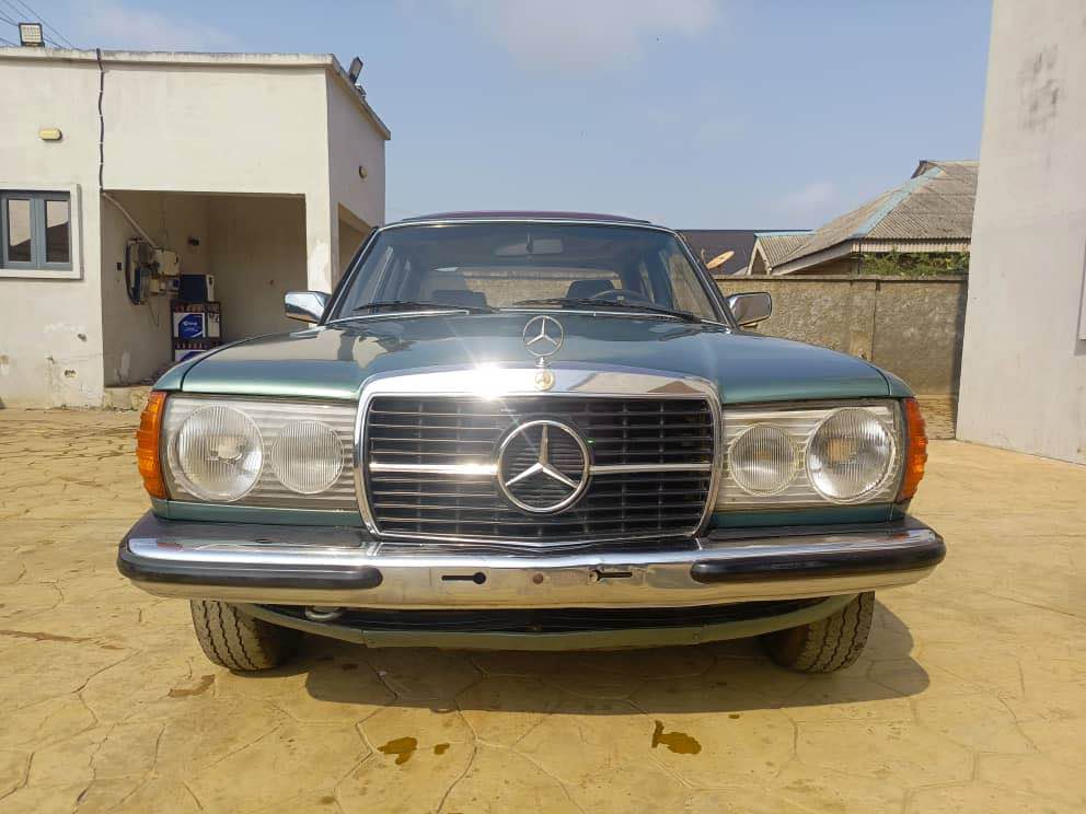 A picture of Vintage Mercedes Benz 200 W123