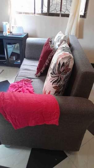 A picture of sofa nzuri safi