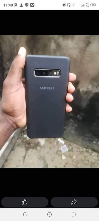 A picture of Samsung S10 pluss