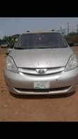 A picture of Toyota Sienna 05