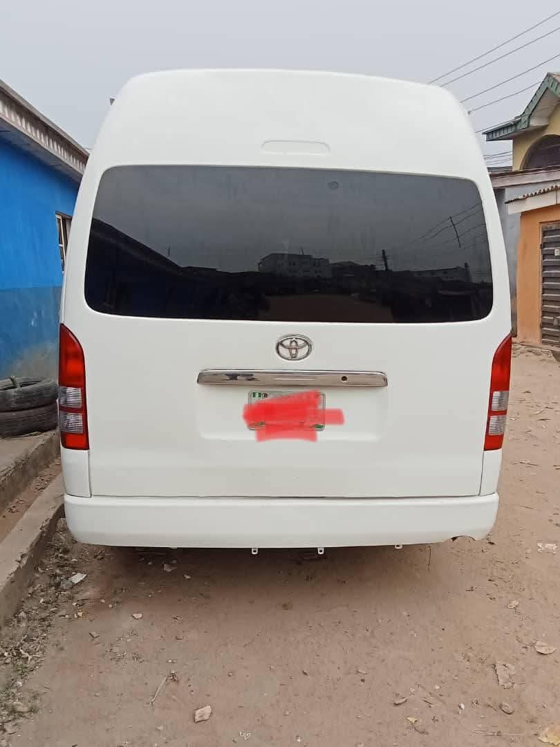 A picture of Hummer 3 Bus 2015 Model