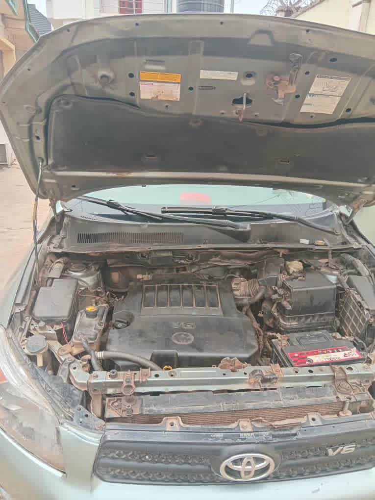 A picture of Rav4 08
