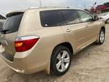 A picture of Toyota Highlander 2010