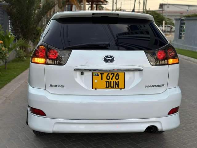 A picture of Toyota harrier new model 2004