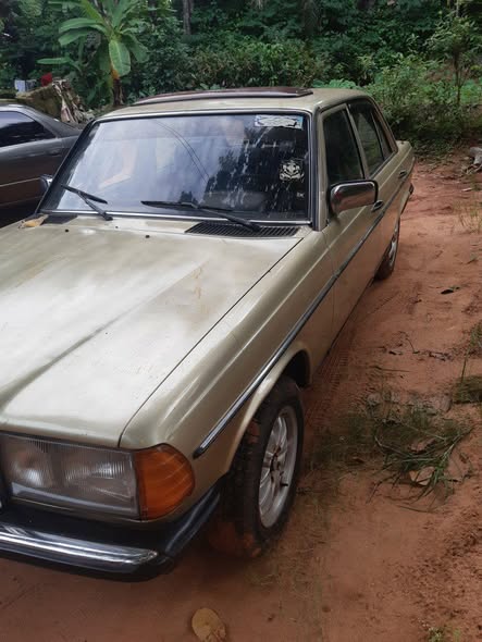 A picture of 1985 Mercedes Benz E Class