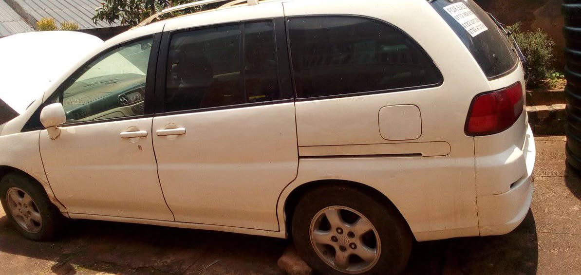 A picture of Nissan 7 seater has Ipsum engine