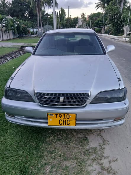 A picture of TOYOTA CRESTA