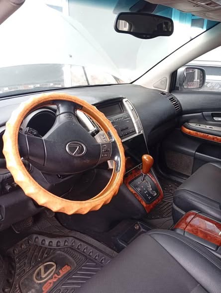 A picture of Lexus Rx330