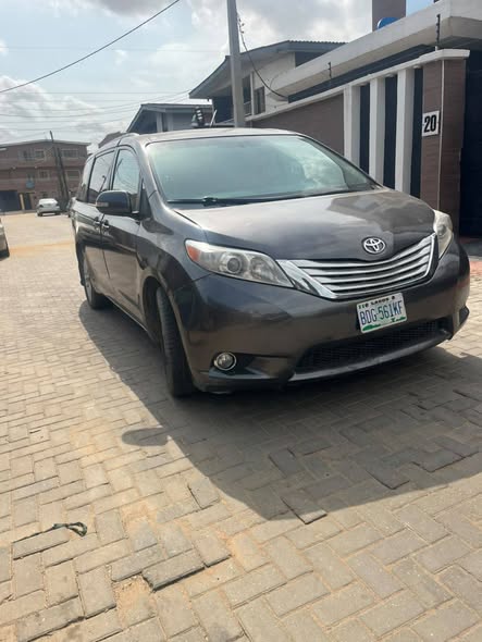 A picture of Toyota sienna 2013