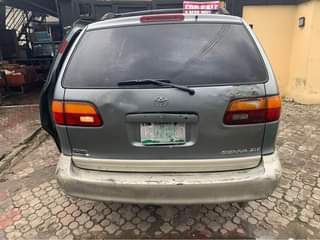 A picture of Toyota Sienna 2000 V6
