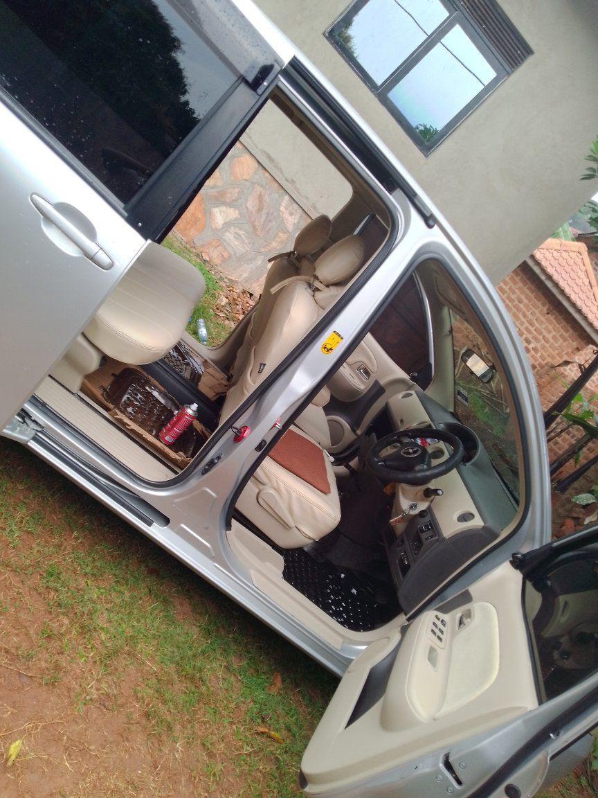 A picture of Sienta 2010
