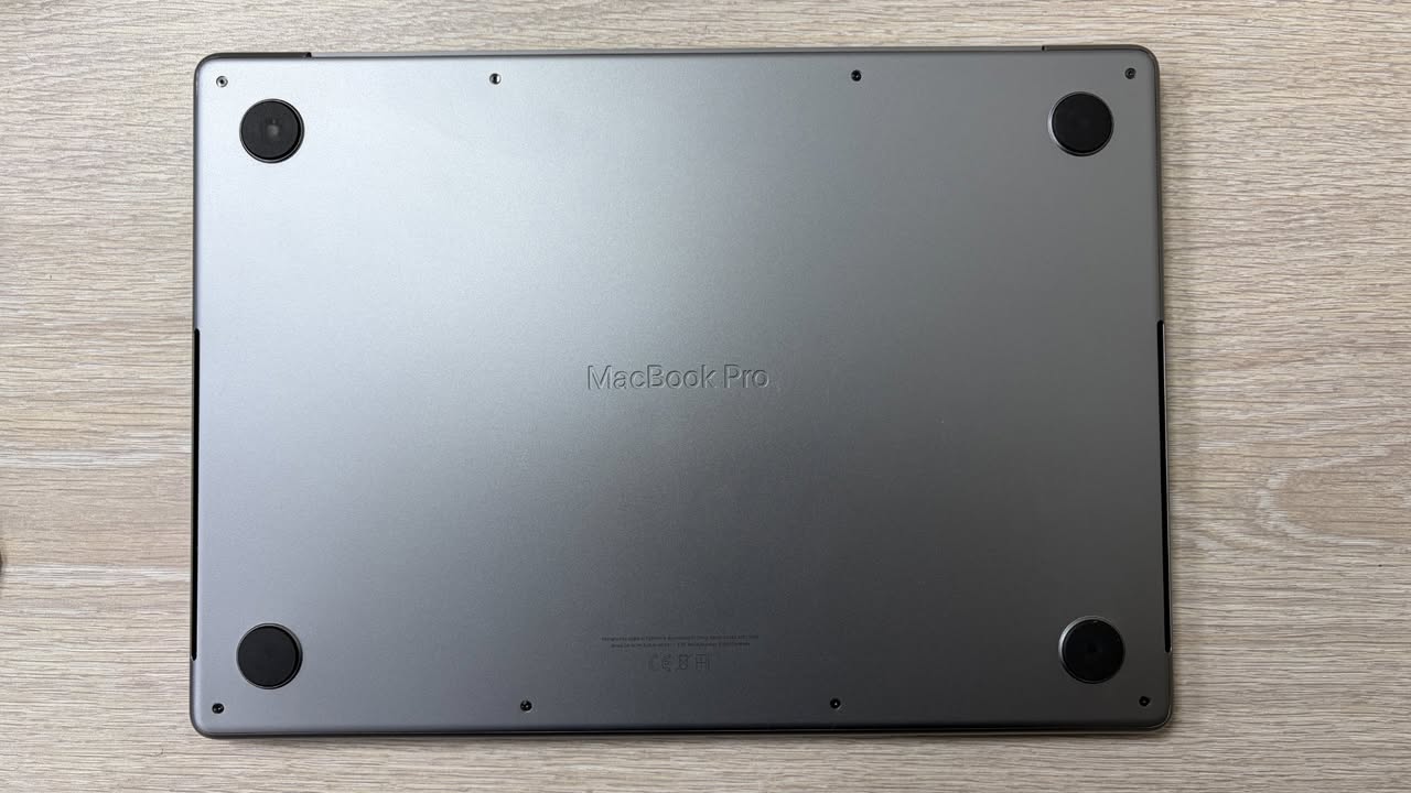 A picture of Apple MacBook Pro 14 2021 A2442 M1 16GB 512GB MKGR3LL