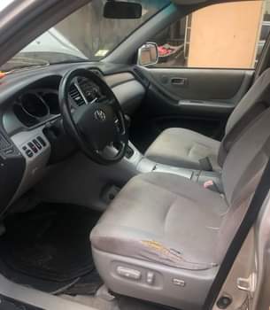 A picture of Nigeria used 05 Toyota Highlander