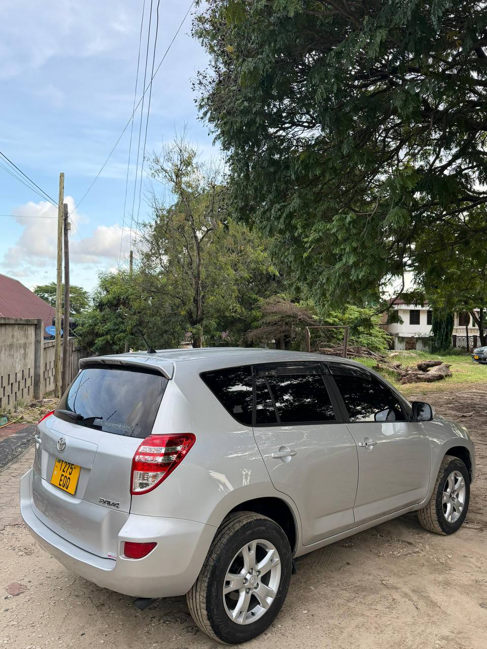 A picture of TOYOTA RAV4 Year 2010 Engine Cc 2360 Mileage 67 000