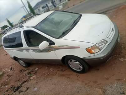 A picture of Toyota sienna LE 2002