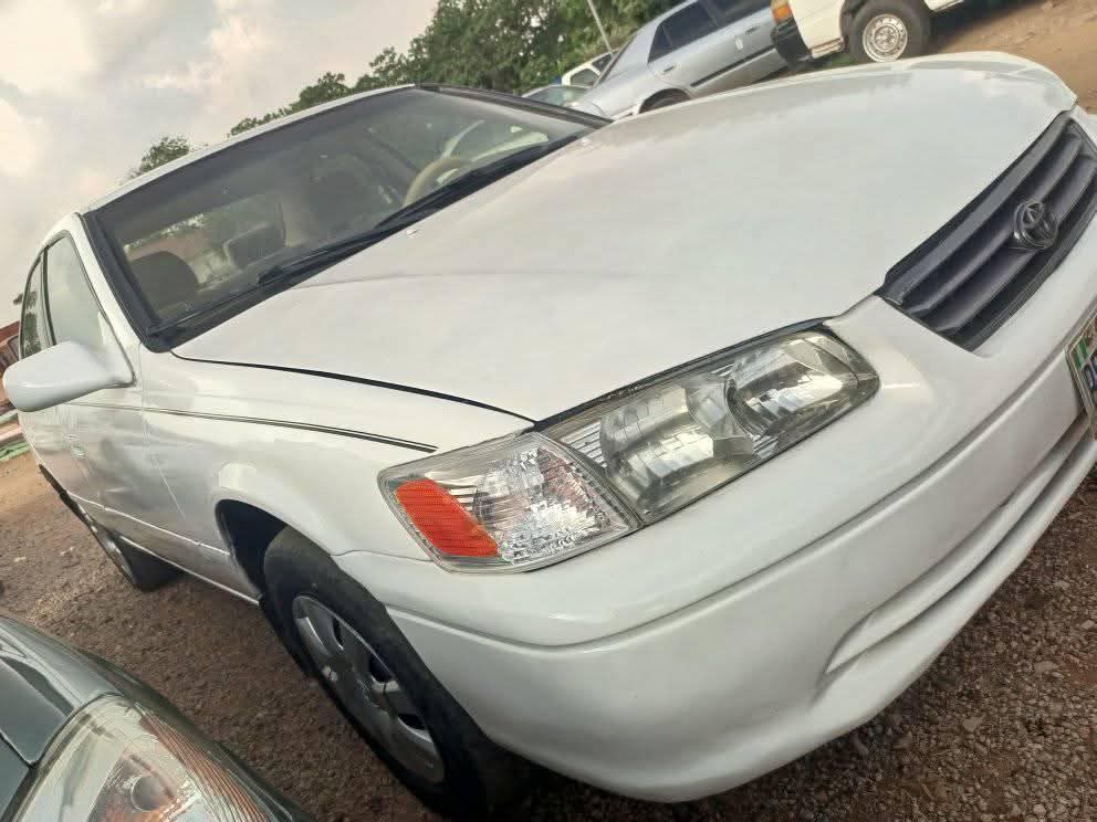 A picture of 2001 TOYOTA CAMRY LE