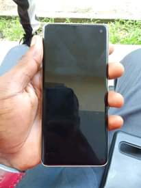 A picture of Samsung s10 plain