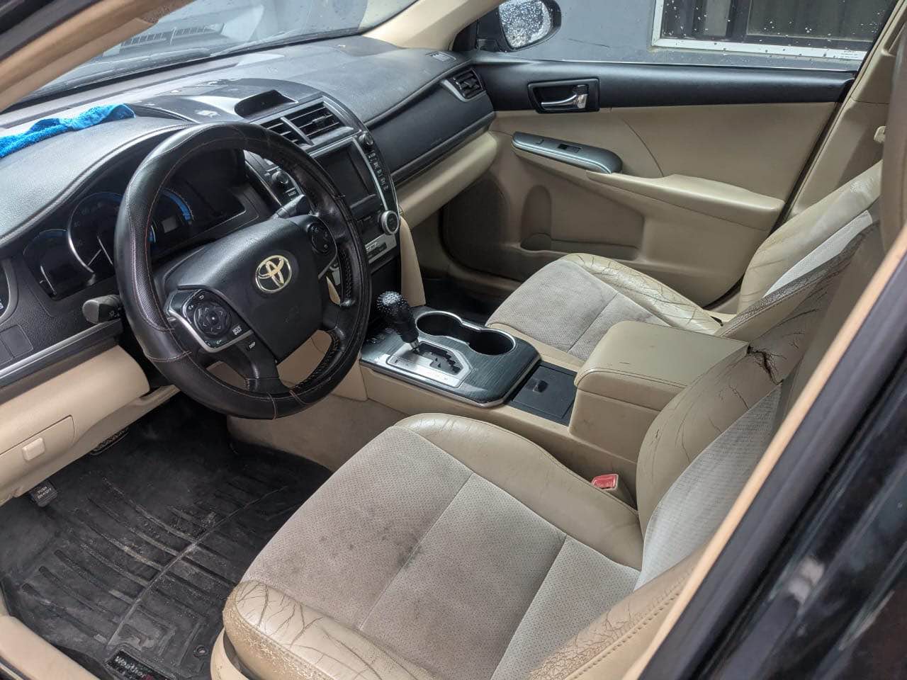 A picture of Toyota Camry Hybrid 012 model