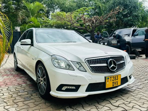 A picture of MERCEDES BENZ E250