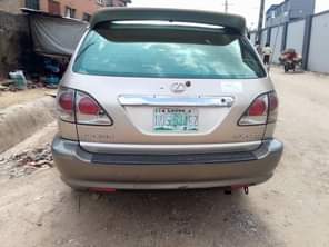 A picture of Lexus Rx300 2002 model very sharp first body engine and