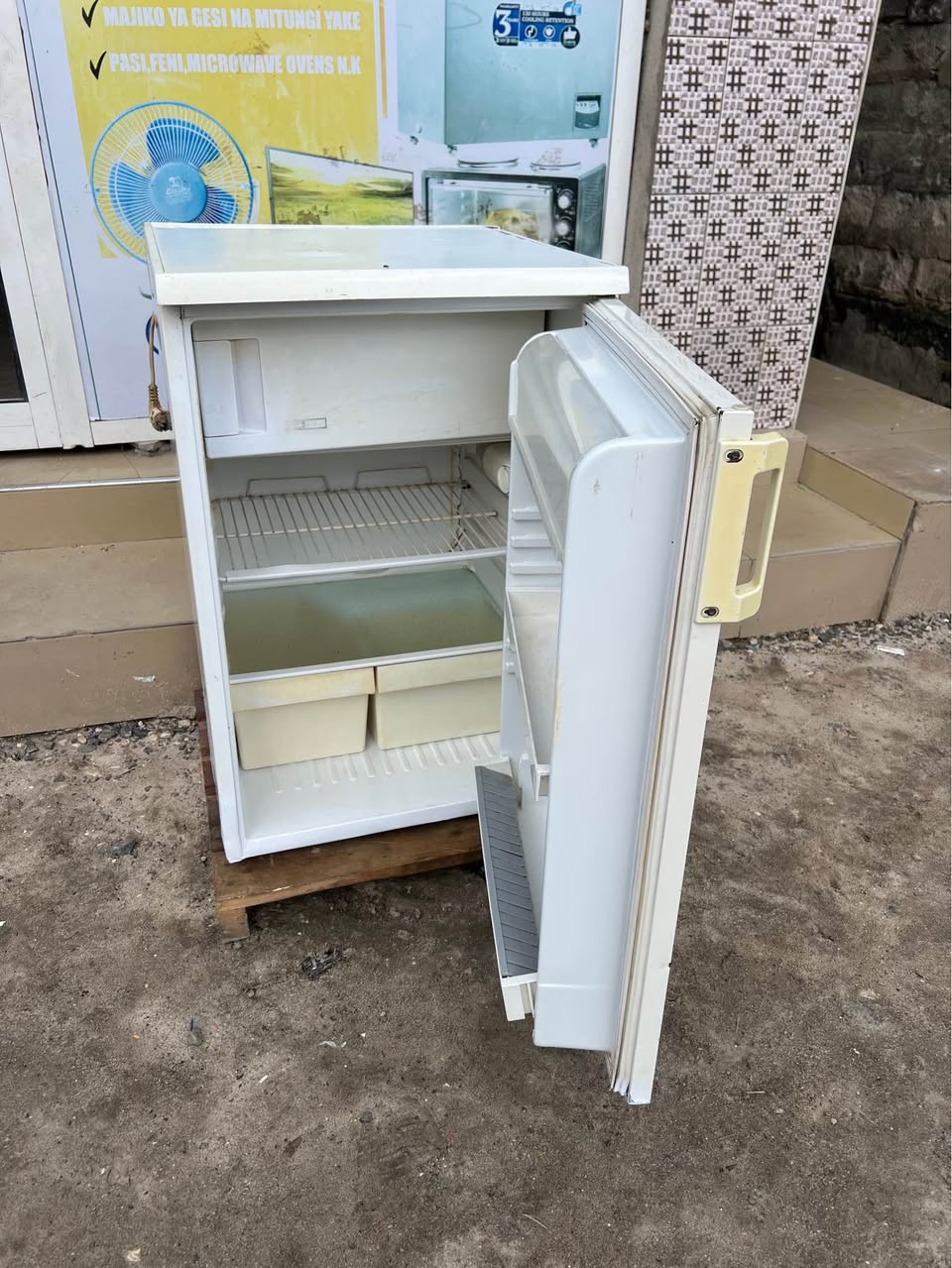 A picture of Samsung fridge Inagandsha Bei 185000