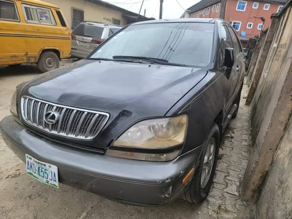 A picture of Neatly used Lexus Rx 300 for sale engine and gear