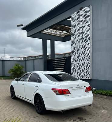 A picture of SUPER DEAL REGISTERED 2012 LEXUS ES350 ONLY ONE USER BLACKED