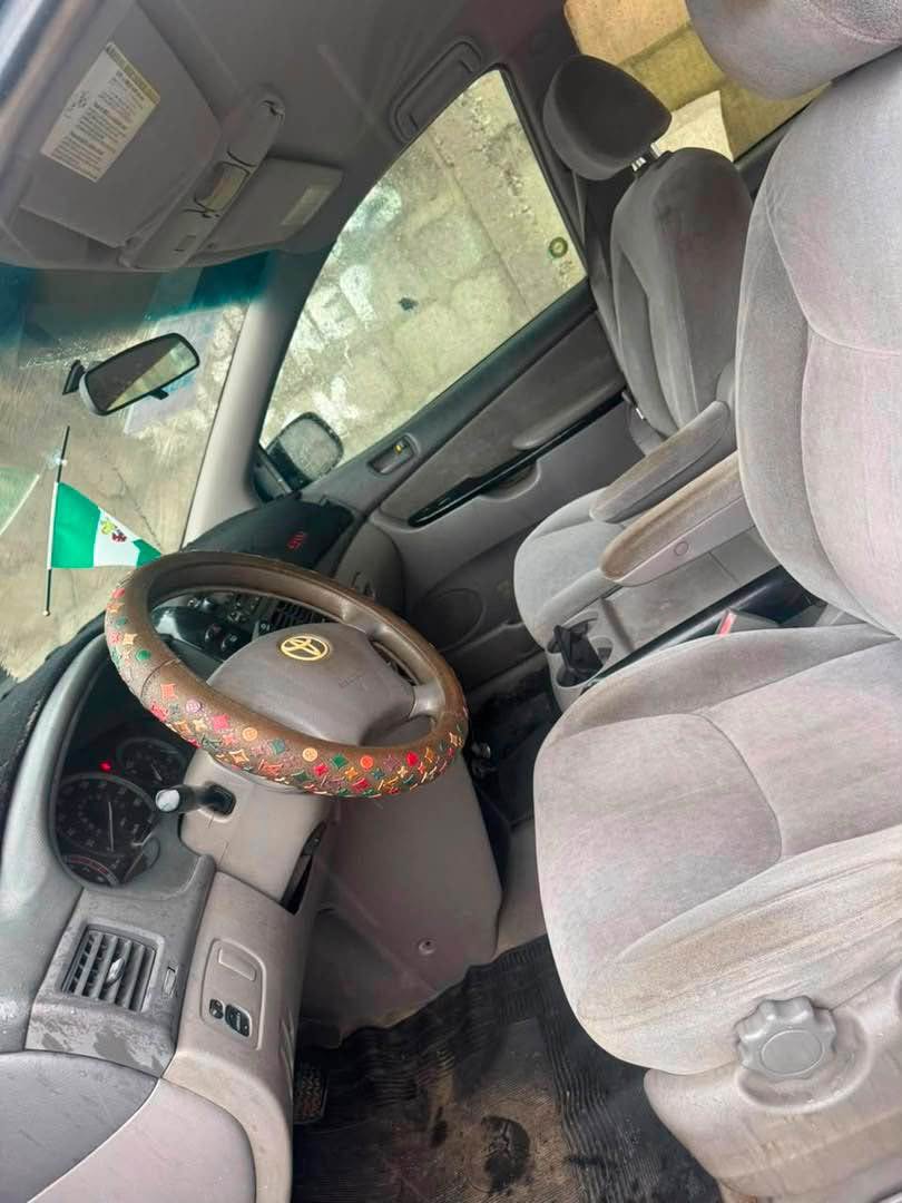A picture of Barely Drive 2005 Toyota Sienna Le
